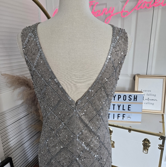 STUNNING SLEEVELESS SILVER SEQUIN MIDI DRESS 🩶✨️ - Picture 8 of 14